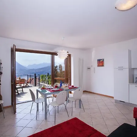 Sleeps 4 Pool Apartment Regoledo