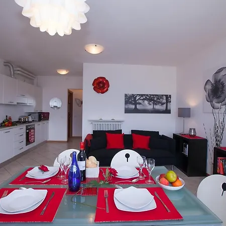 Sleeps 4 Pool Apartment *